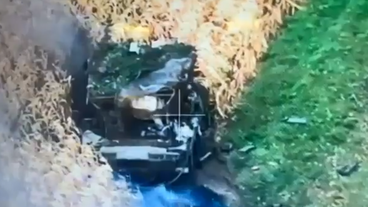 庫爾斯克斯納戈斯特附近有 1 輛受損並廢棄的俄軍 T-80BV 坦克。 圖：翻攝自 NOELREPORTS X 帳號