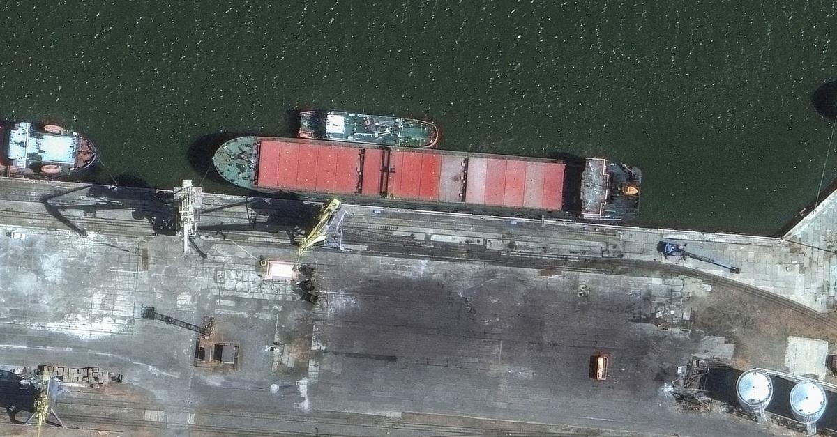 俄羅斯貨船 Port Olya 3，疑似從伊朗向俄羅斯運送彈道飛彈。 圖：翻攝自 NOELREPORTS X 帳號