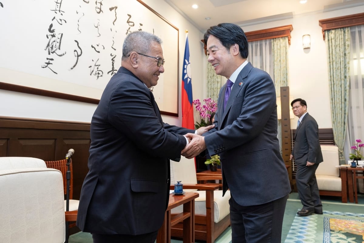 總統賴清德接見吐瓦魯國國會議長伊塔雷理（Iakoba Taeia Italeli）一行，外交部長林佳龍陪同。 圖：總統府/提供