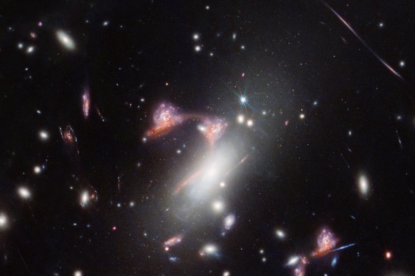最近加拿大天文學家透過 NASA 望眼鏡，在宇宙看到一個巨大紅色問號。 圖：翻攝自 NASA
