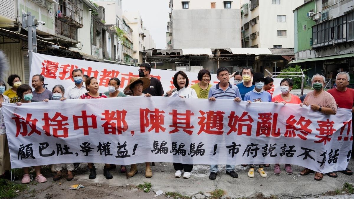 高雄市三民區中都市場攤商要求市府履行拆除前的安置承諾。 圖：陳麗娜服務處提供