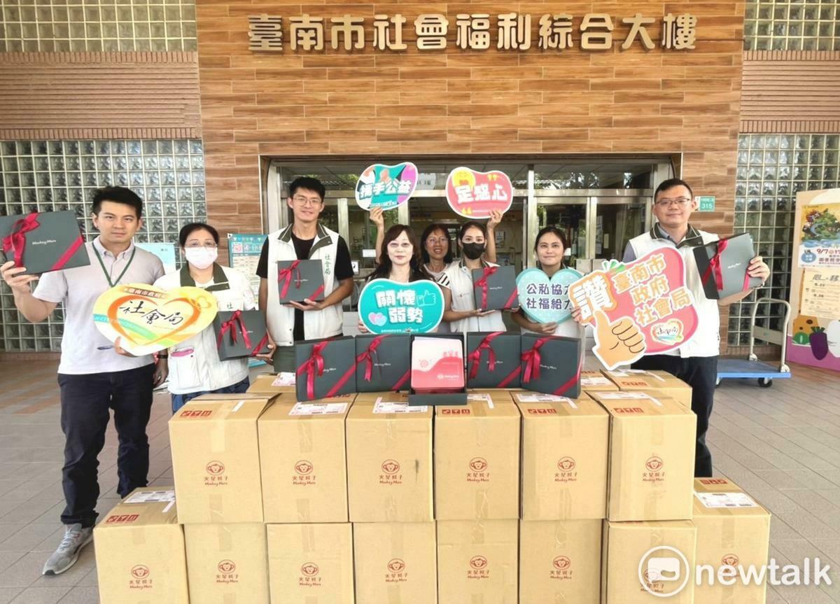 中秋佳節即將來到，為讓台南市弱勢家戶一起溫韾過中秋，和逸飯店·台南西門館、台南大遠百及欣得實業股份有限公司等3家企業，近日合計捐贈320盒月餅禮盒。 圖：台南市政府/提供
