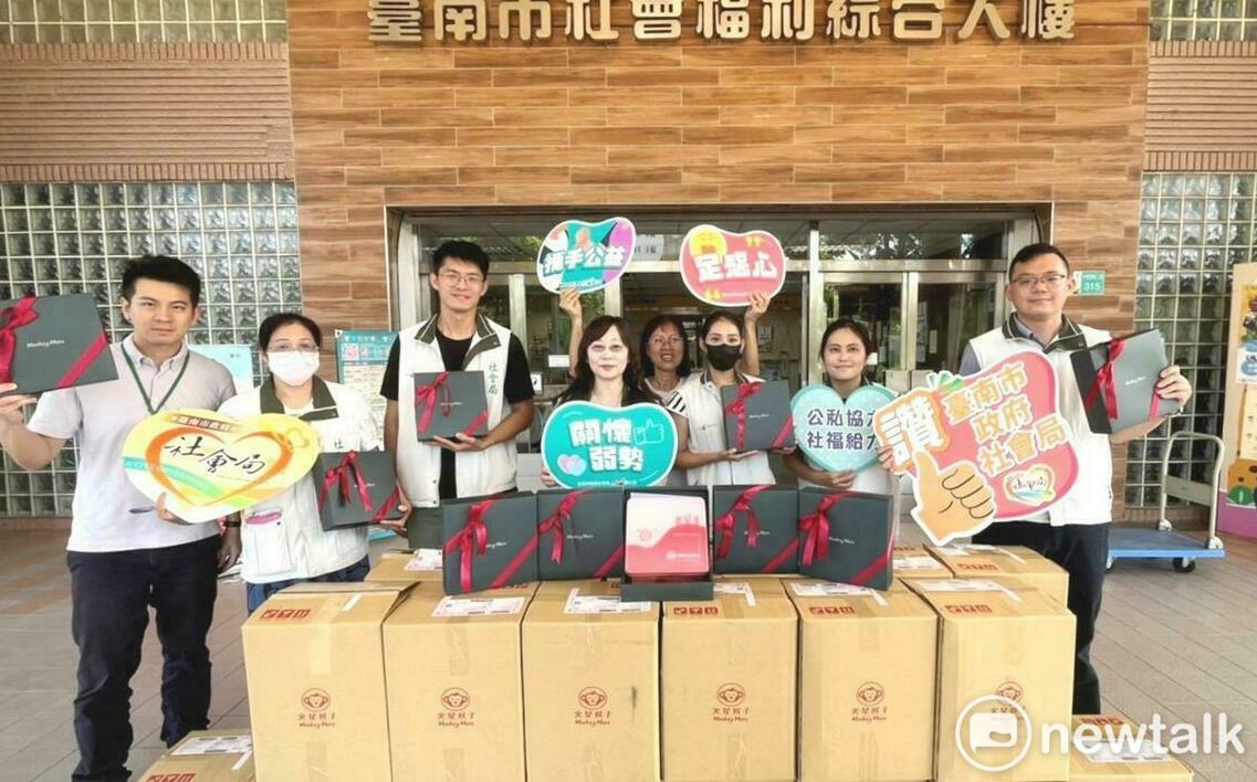 善心企業合捐弱勢戶320盒月餅 黃偉哲感謝公私協力攜手送暖