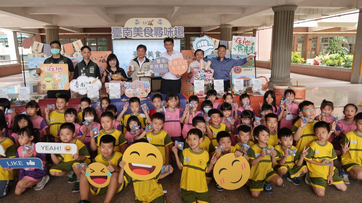 為響應推廣深具紀念意義的「臺南400」，南市學校營養師及廚師別出心裁，用「享美食，品家『香』」的理念，在9月12日至19日聯手推出「臺南傳統小吃結合午餐」菜單，並搭配生動活潑的「臺南美食尋味趣」動畫影片(https://youtu.be/D7eKt-F705o?si=Dmyyp87IkL5aOgph)，讓營養午餐不只吃得健康、營養又美味，還能輕鬆認識臺南醇厚的傳統飲食文化。 圖：台南市政府提供