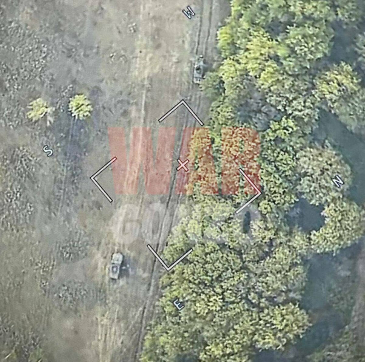 進攻格盧什科夫斯基的烏軍，在 2 輛坦克的掩護下捲起拖網，試圖進行排雷活動。 圖：翻攝自 NOELREPORTS X 帳號