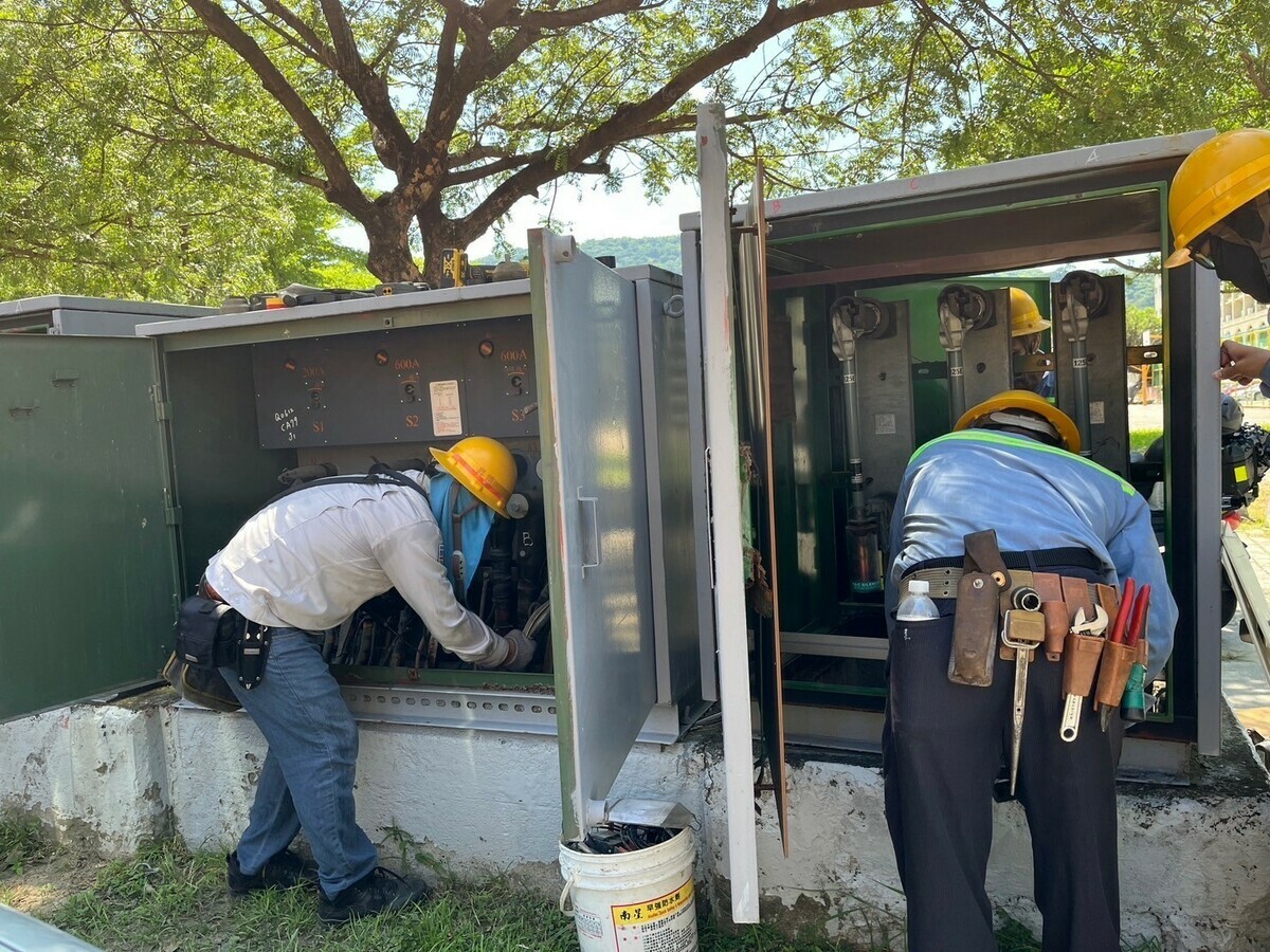 台電加強線路及開關的更新汰換。 圖：台電高雄區處／提供