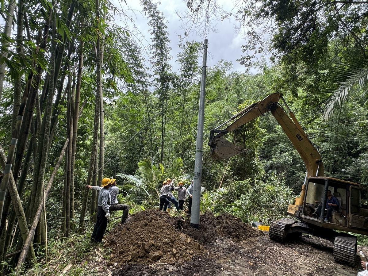 台電將加強山區服務所儲備複合式鋼套電桿。 圖：台電高雄區處提供