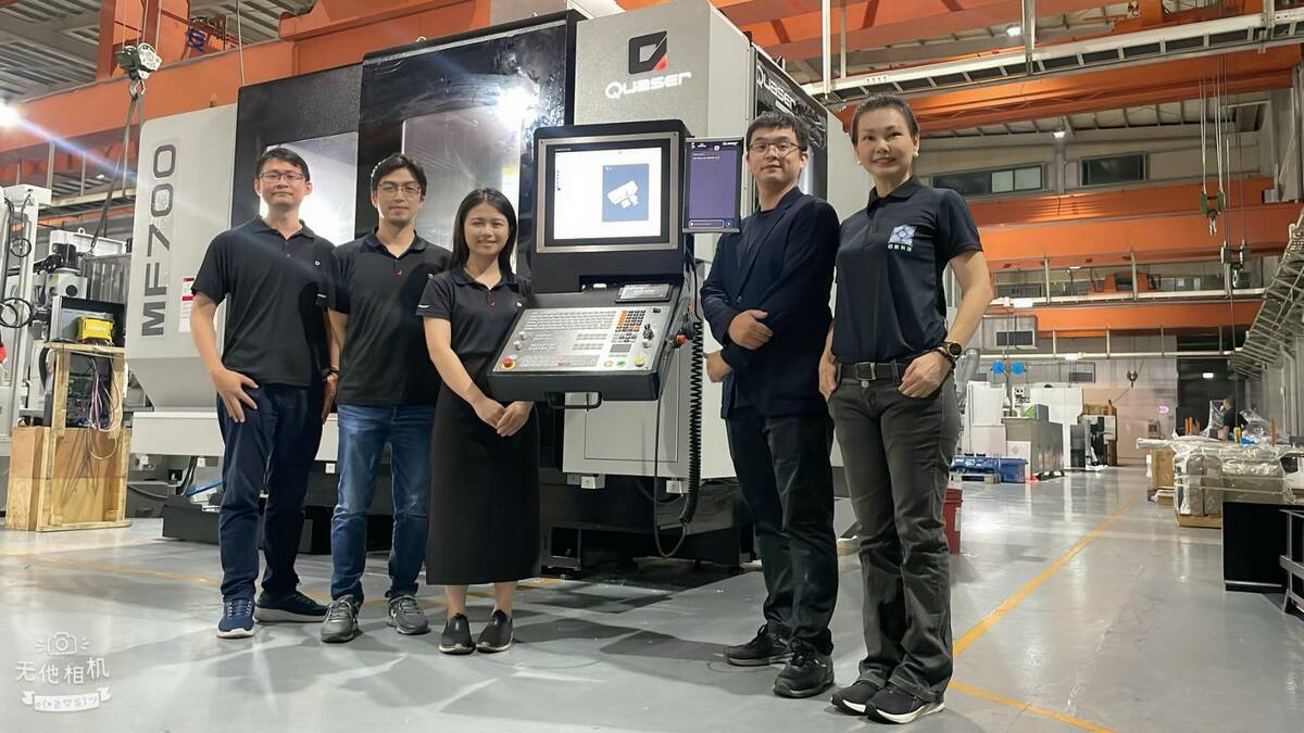 東海大學攜手百德機械與超數科技首創AI孿生技術，開發工具機的第二大腦，在芝加哥的大型工具機展亮相。 圖：東海大學/提供