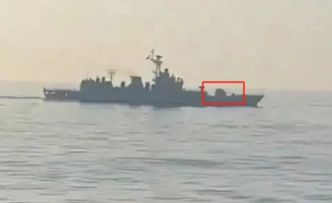 中國053H3型護衛艦明晃晃的將主砲亮出，在南海威脅馬來西亞的勘油平台。 圖 : 翻攝自曹興教授