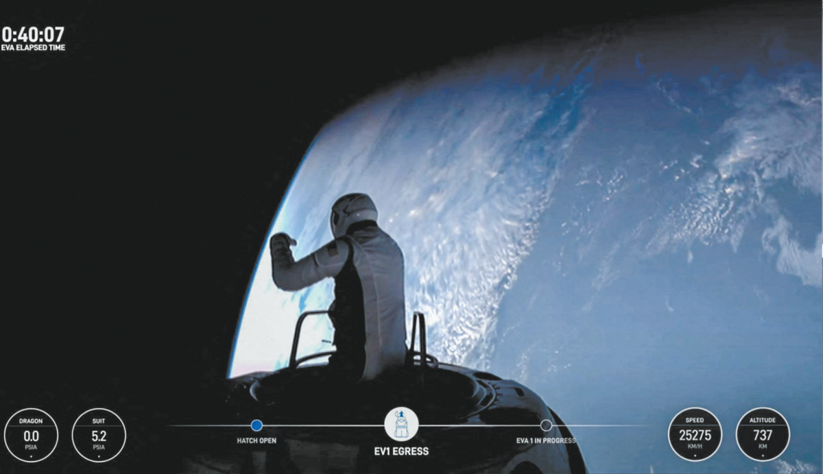 搭乘美國太空探索技術公司 SpaceX 載人「龍」飛船升空的「北極星黎明」任務團隊，最近在距離地面約 700 公里的高度進行了史上首次商業太空行走。 圖：翻攝自 SpaceX X 帳號
