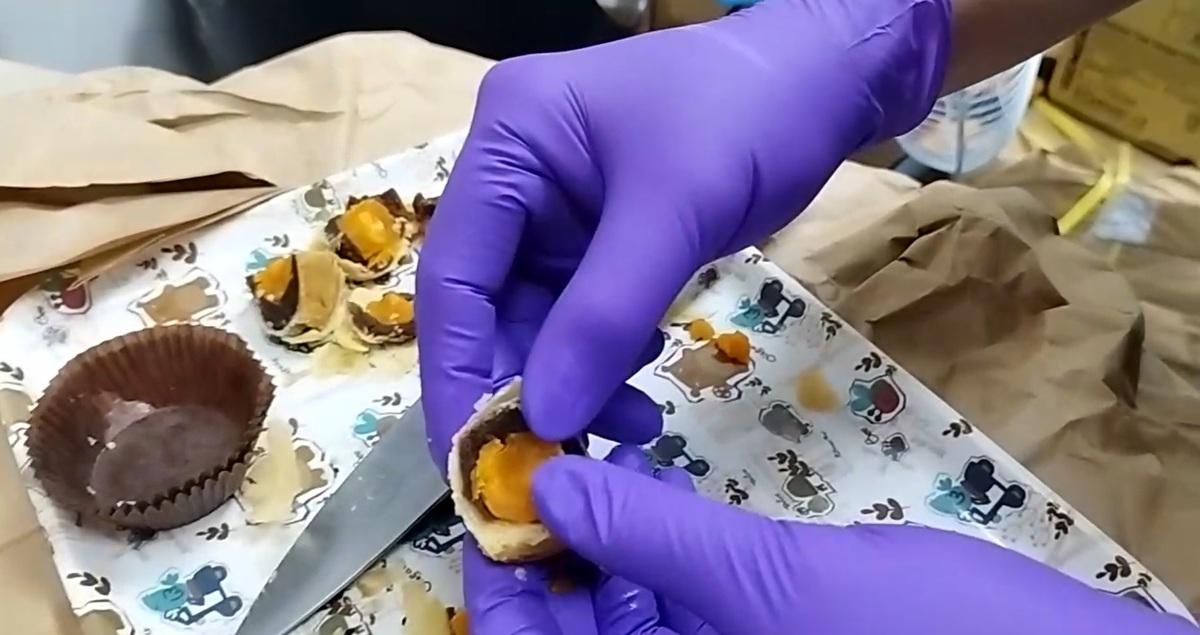 中市食安處派員到不二糕餅作業場所稽查，作業區環境未發現病媒或其蹤跡，另隨機抽查檢視蛋黃酥中亦未發現異物或蟲體。 圖：台中市食安處/提供