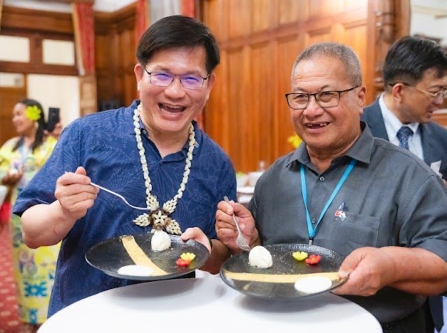 林佳龍與伊塔雷理議長分享台灣風味中秋特色餐點。 圖：外交部／提供