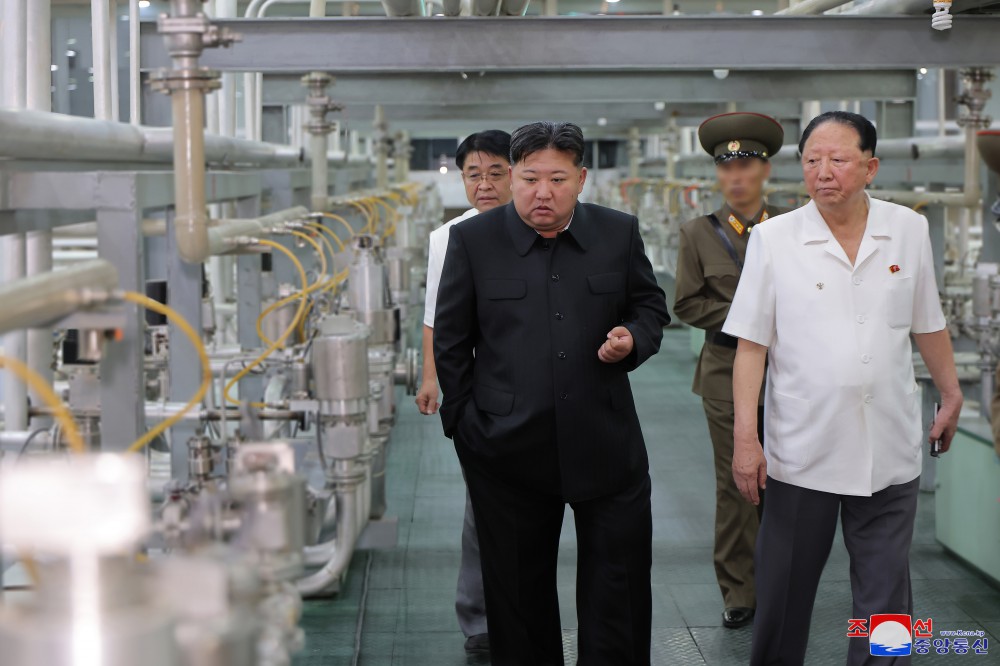 金正恩視導核武器研究所、武器級核物質生產基地。 圖：翻攝朝中社