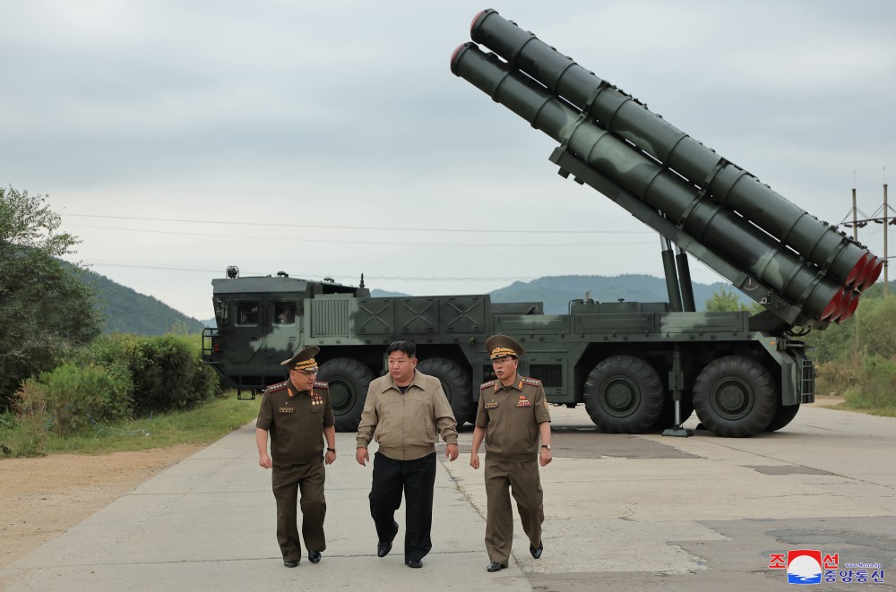 金正恩視導600毫米火箭砲車性能驗證試射。 圖：翻攝朝中社