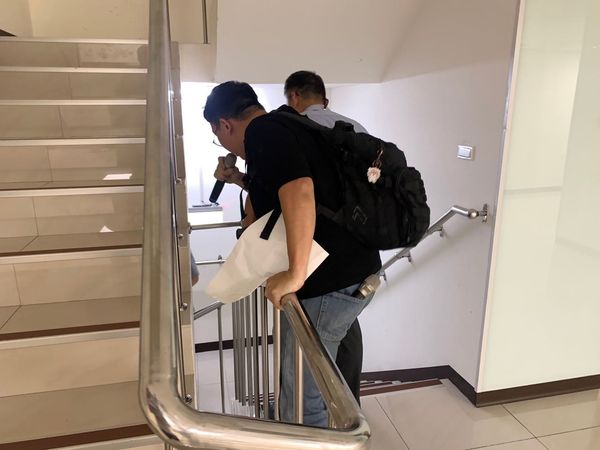 今(13)日台鐵產工藉著交通部長陳世凱前往台北車站聯合防災中心視察之際，向交通部長進行陳情行動。 圖：翻攝自台鐵產業工會臉書