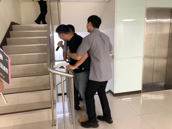 產工抗議中秋禮金發禮券沒誠意，並要求部長對台鐵員工低薪待遇表態改善。 圖：翻攝自台鐵產業工會臉書