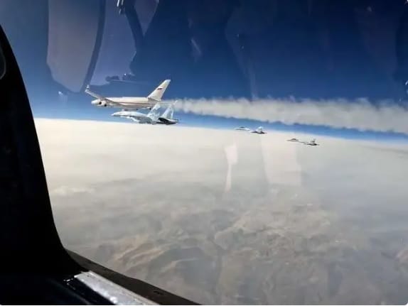 俄軍蘇 -35 戰機護航普丁專機。 圖：翻攝自 唐駁虎