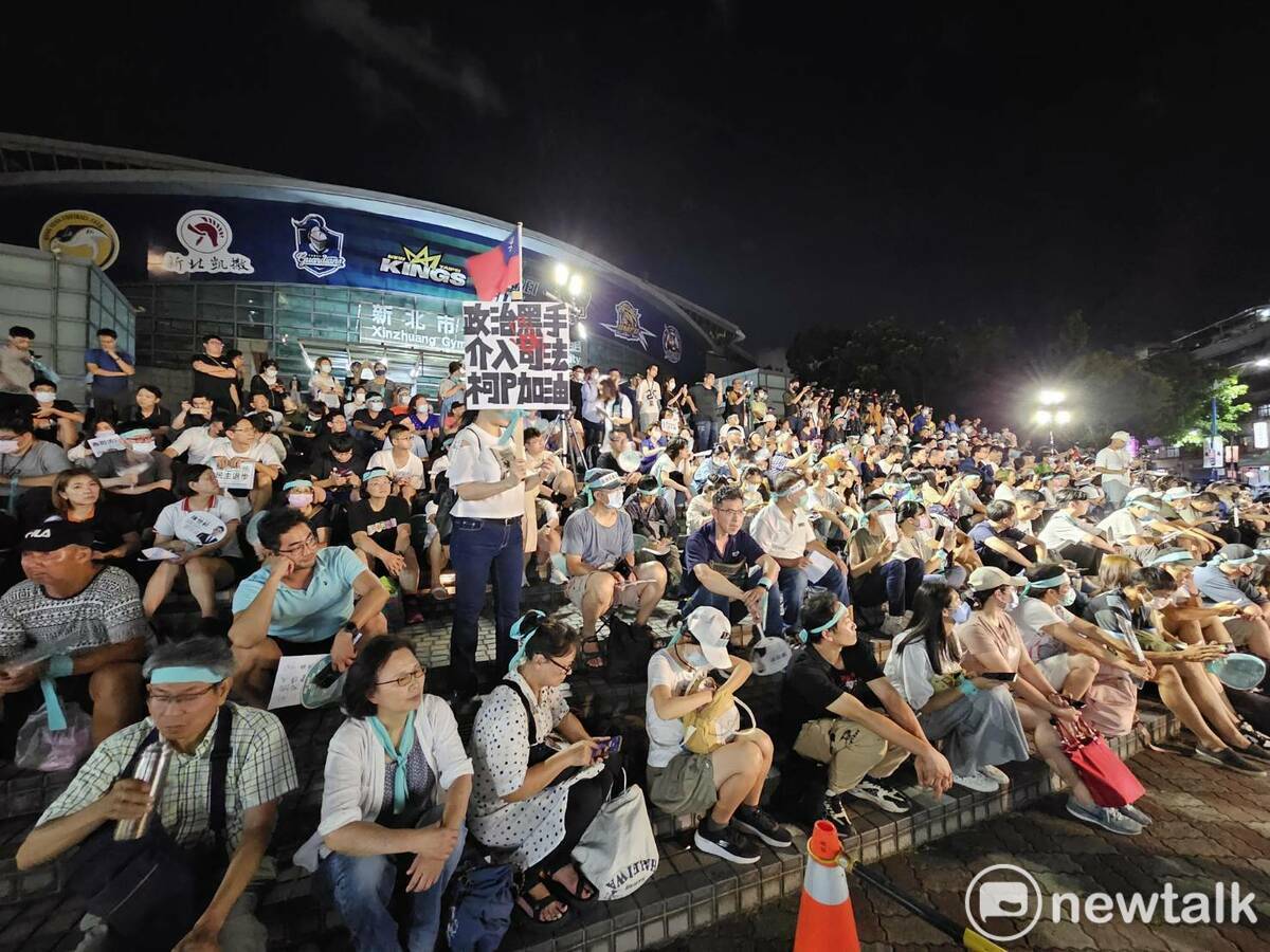 民眾黨地區宣講首場今晚在新莊體育館前以肥皂箱街頭開講方式開場，逾5百位支持群眾到場。 圖：林昀真/攝
