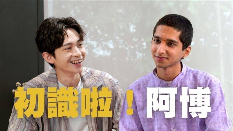 YouTuber博恩（左）邀請到「印度神童」阿南德接受採訪。 圖：翻攝自YouTube