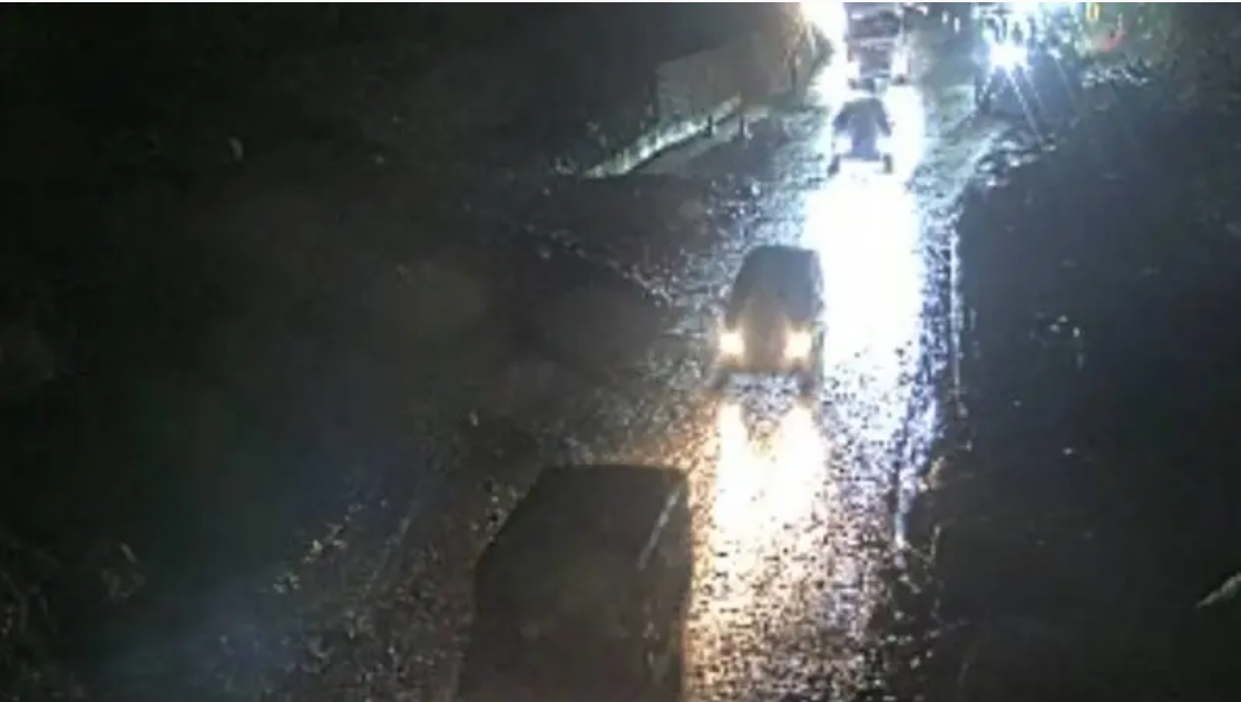 蘇花路廊和中至崇德路段昨天(13日)受降雨影響，台9線164.5k崇德路段再度發生土石流。 圖：交通部公路局／提供