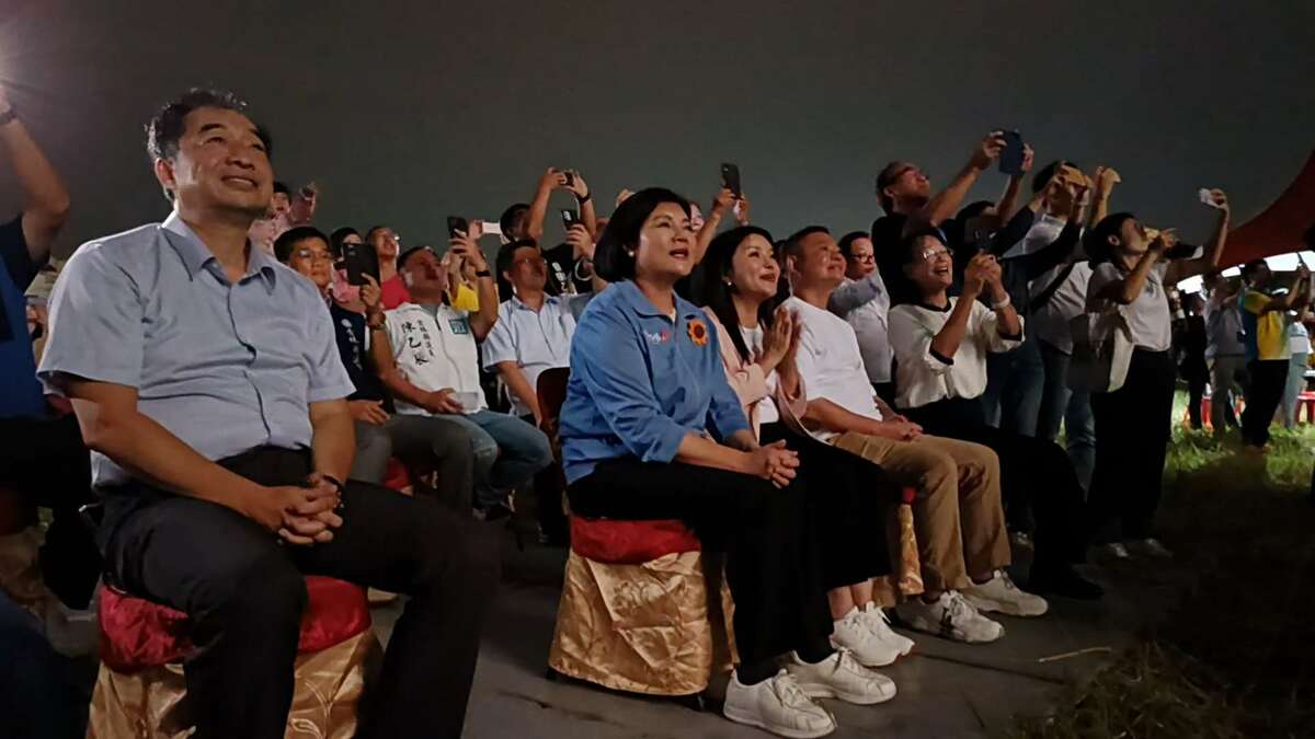 雲林縣長張麗善與民眾一同觀賞焰火試放。 圖：雲林縣政府/提供