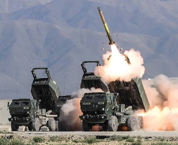 美軍最新對台軍售賣了82套海馬斯系統與ATACMS遠程導彈給台灣，北京對此強烈抗議。 圖：翻攝自X／Battles Insight