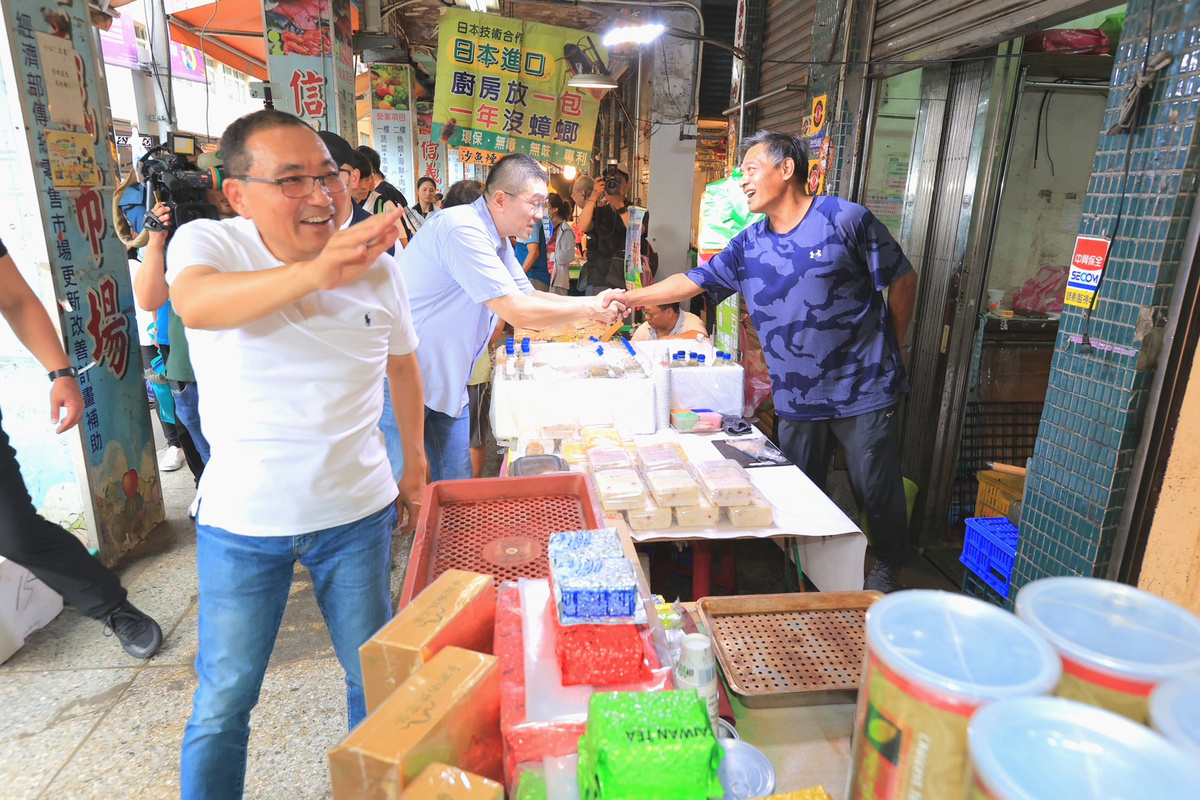 侯友宜與謝國樑到基隆信義市場拜票，籲選民出門投下「不同意罷免」。 圖：國民黨基隆市黨部/提供