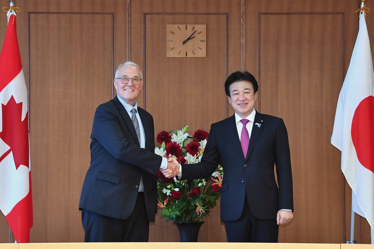 加拿大國防部長布萊爾(左) 13 日拜訪日本，並與日本防衛大臣木原(右)進行會談，專注討論印太地區事務。 圖：翻攝自 @BillBlair X 帳號