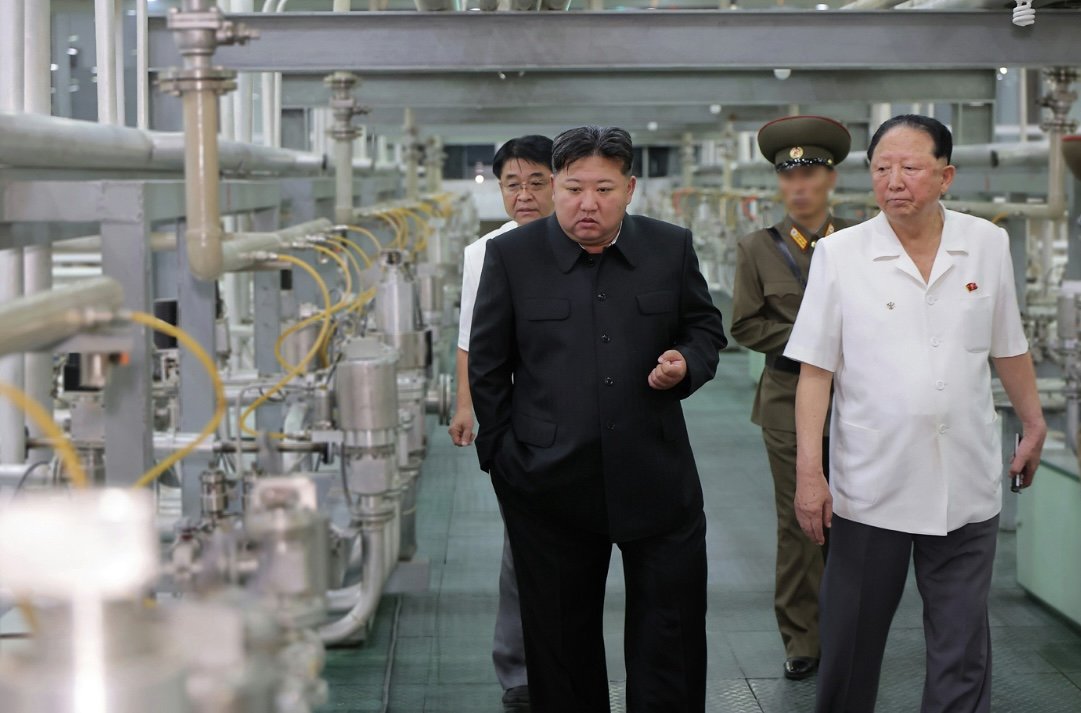 北韓領導人金正恩視察北韓鈾濃縮設施。 圖：翻攝自X / @runews