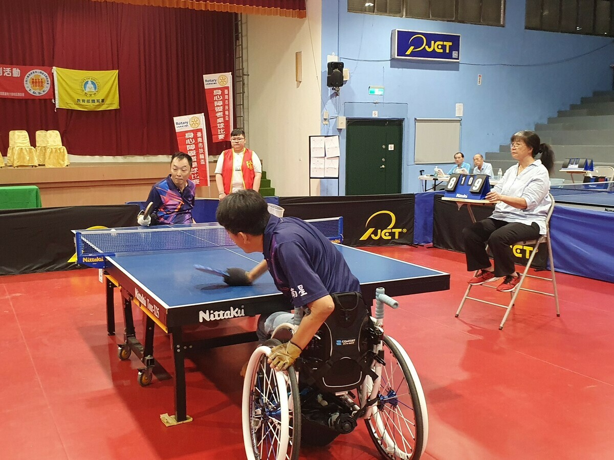 台南市體育總會身心障礙運動委員會在台南東南扶輪社熱心贊助支持下，廣邀雲林、嘉義、台南的身心障礙桌球好手，盛大舉辦「113年臺南市扶輪盃身心障礙者桌球比賽」，給大家切磋球技的機會。 圖：黃博郎／攝