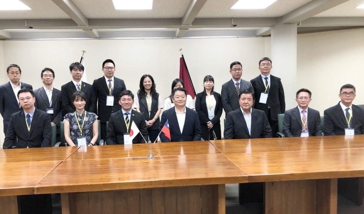 高雄市政府教育局與東京都、長野縣教育委員會續簽教育合作備忘錄，與山梨縣河口湖南中學校組合教育委員會新簽署合作備忘錄。 圖：高雄市教育局／提供