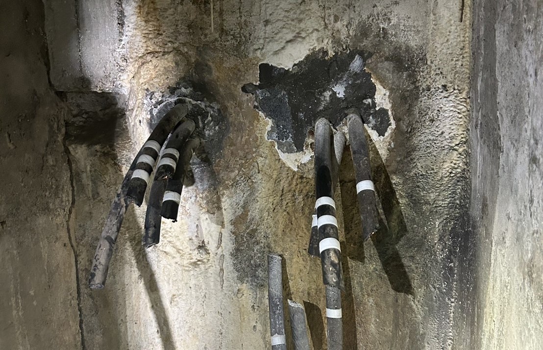 高市鹽埕區一處大樓地下室配電室電纜遭人剪斷導致斷電。 圖：台電高雄區處／提供