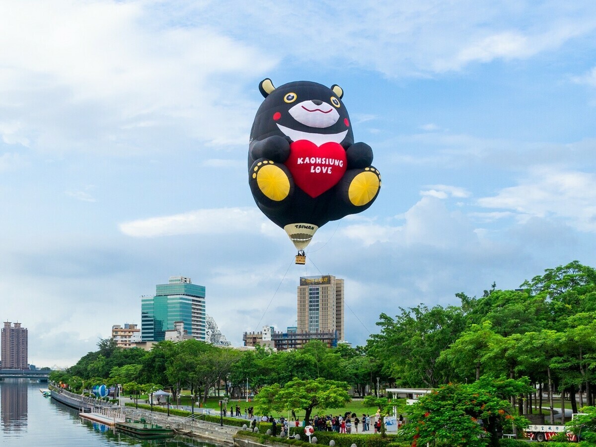 高雄市吉祥物「高雄熊」造型熱氣球， 創造觀光行銷新話題。 圖：高雄市觀光局/提供