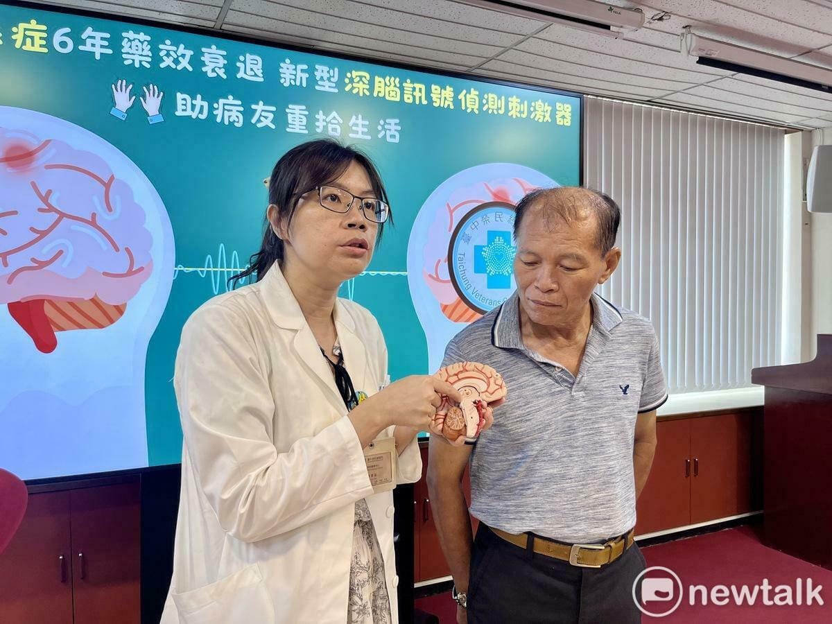 神經外科醫師潘思延講解新型深腦訊號偵測感知器及方向性電極的手術過程及作用原理。 圖：實習記者張博森/攝