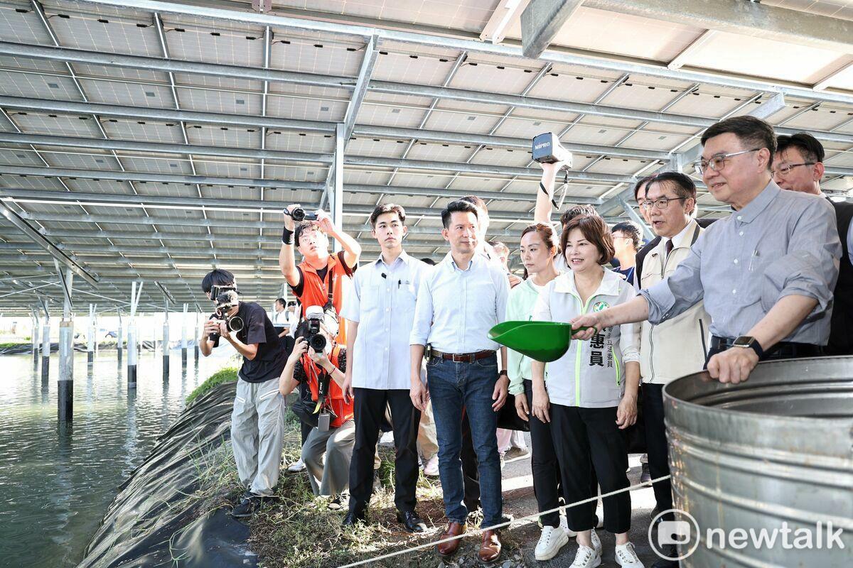 行政院長卓榮泰赴台南七股參訪大亞電纜公司旗下志光能源漁電共生案場，當場宣示政府農漁優先立場，強調無論政府怎樣發展綠能，也不能影響、傷害、剝奪濃漁民基本權益，若有不法幫派勢力或公務員介入綠能，一定徹底查辦，沒有上限。 圖：台南市政府提供