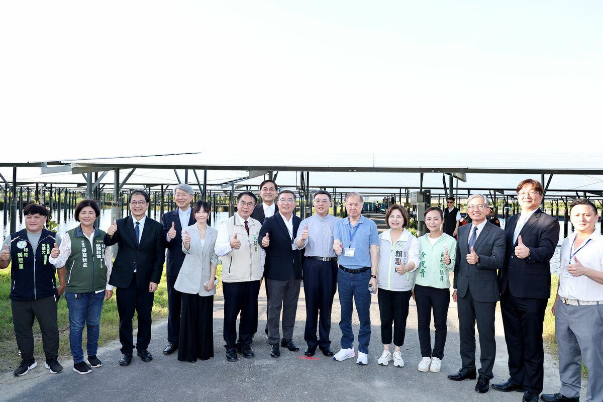 行政院長卓榮泰赴台南七股參訪大亞電纜公司旗下志光能源漁電共生案場，當場宣示政府農漁優先立場，強調無論政府怎樣發展綠能，也不能影響、傷害、剝奪濃漁民基本權益，若有不法幫派勢力或公務員介入綠能，一定徹底查辦，沒有上限。 圖：台南市政府提供