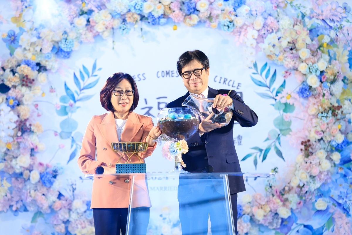 陳其邁(右)、康裕成(左)分別擔任民集團婚禮主婚人及介紹人。 圖：高雄市民政局提供