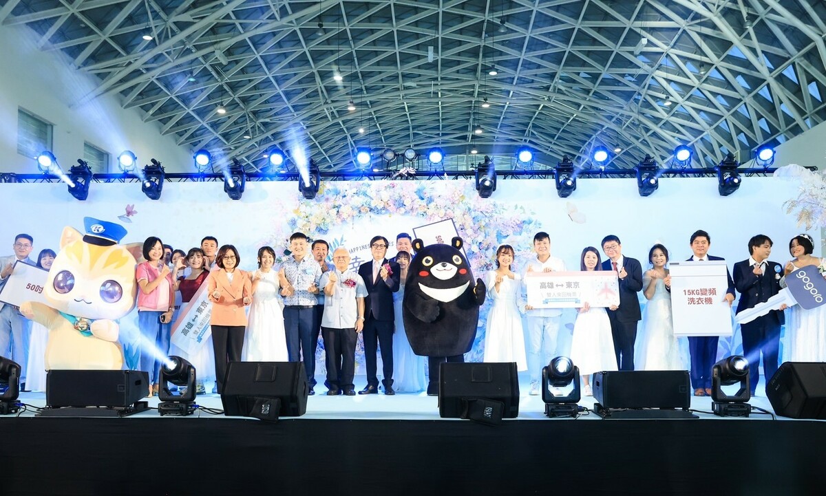 抽中獎品的新人喜上加喜。 圖：高雄市民政局提供