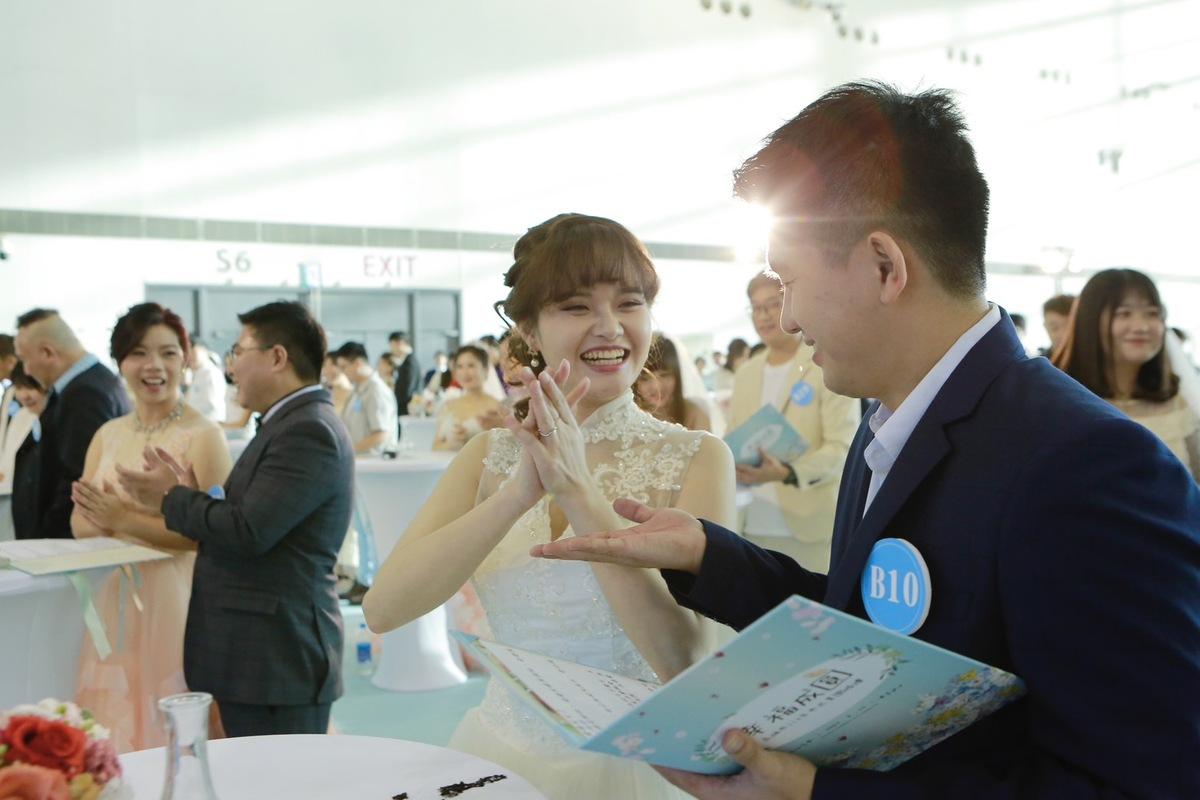 一對對新人歡喜完成終身大事。 圖：高雄市民政局提供