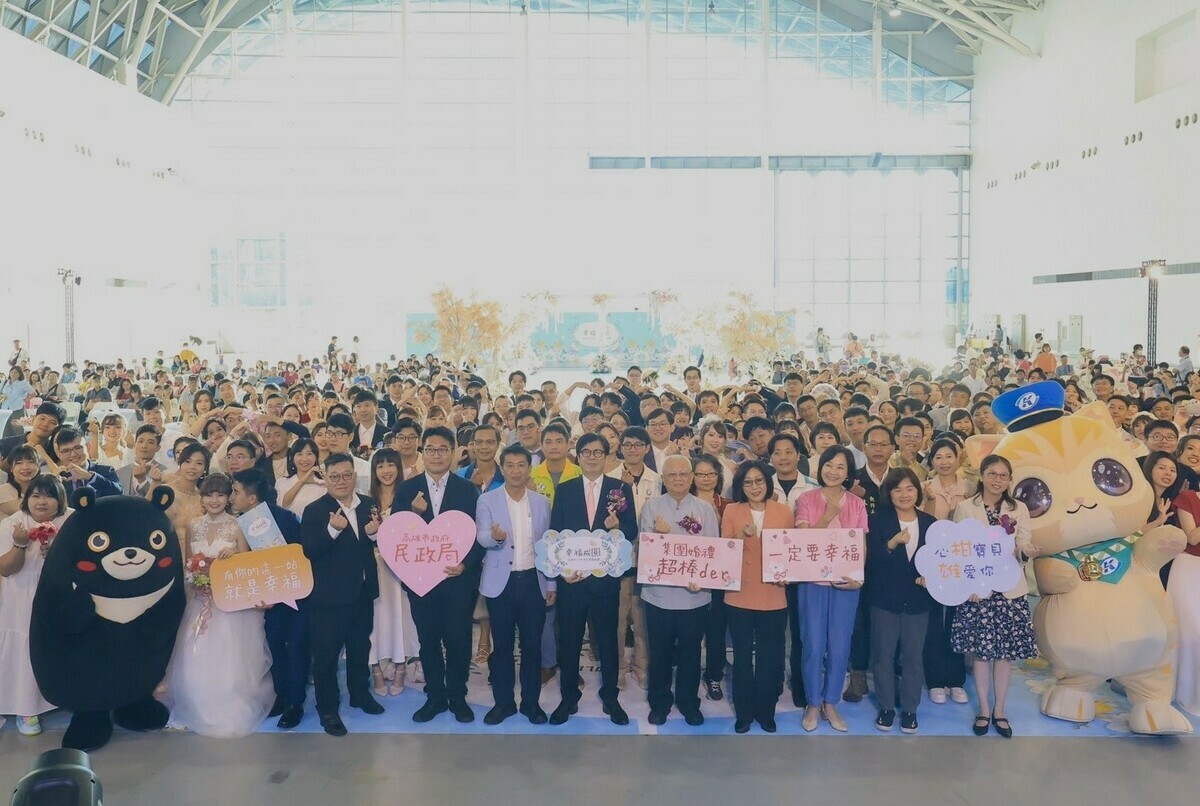 109對新人攜手邁向人生新旅程。 圖：高雄市民政局提供