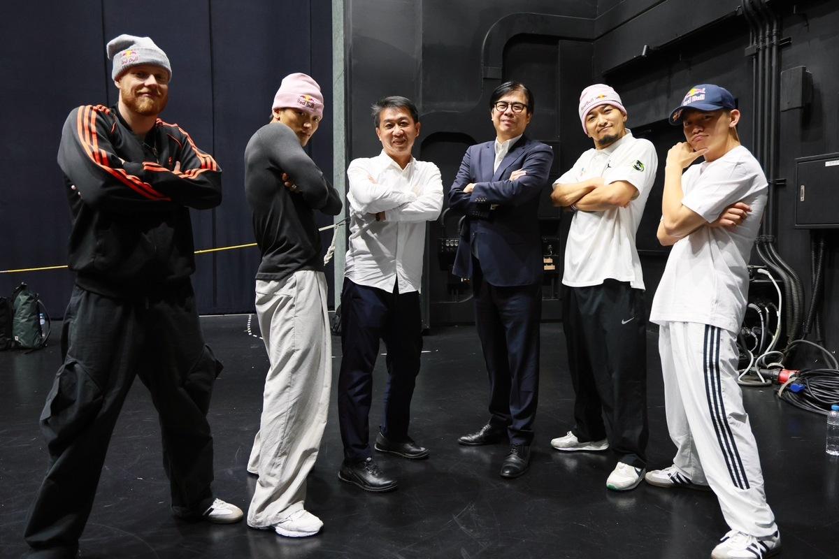 陳其邁(右三)、許智傑(左三)賽前與Red bull BC One紅牛全明星隊以BBoy姿勢合影。 圖：高雄市運發局提供