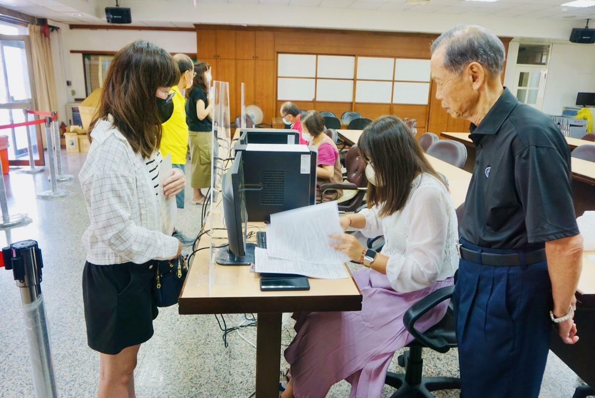 萬和宮112學年度信眾子女獎學金申請，董事長蕭清杰關心作業流程。 圖：萬和宮／提供