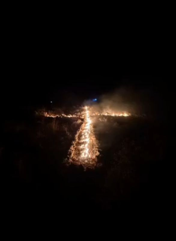 馬龍派基督徒在黎巴嫩從北到南的每一個主要山頂，用火燒出十字架形狀，以此表達反對真主黨。 圖：翻攝自 OFFICIAL NEWS X 帳號