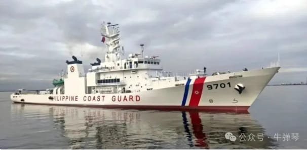 停留在仙賓礁潟湖內的菲律賓海警 9701 號船艦於 14 日回到菲律賓母港。 圖：翻攝自 牛彈琴