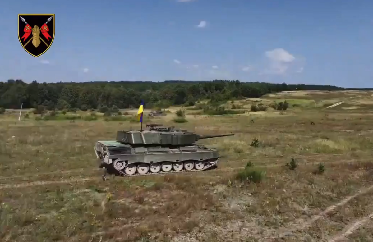 烏克蘭第 5 坦克旅的 Leopard 1A5DK 坦克，在訓練演習中配備了額外的動態防護。 圖：翻攝自 NOELREPORTS X 帳號