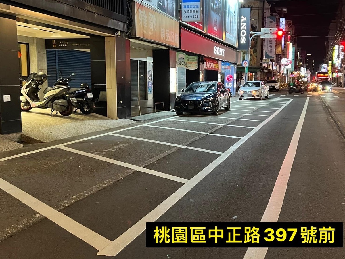 黃瓊慧指出，槽化線間距是30公分，停車格間距是2.5公尺，這標線畫成這樣是想讓民眾檢舉嗎? 圖：翻攝「黃瓊慧 桃園觀察日記」FB