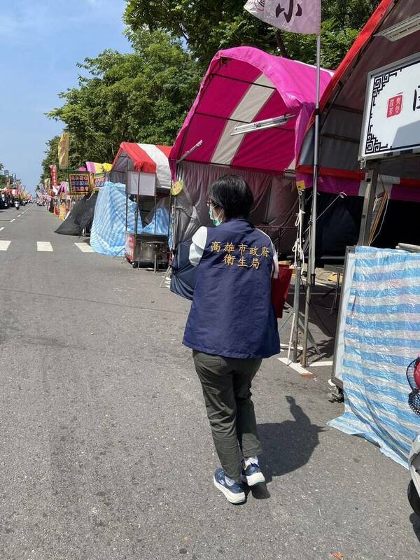 高雄岡山籃筐會發生夜市食品安全事件，消費者購大腸麵線發現疑似蛆蟲，衛生局調查中。 圖：高雄市衛生局 ／ 提供