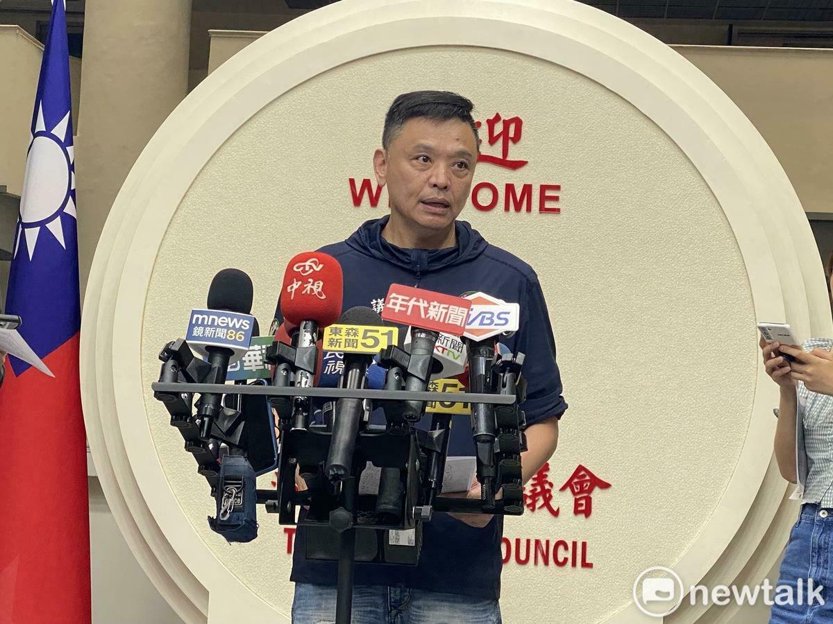 民進黨台北市議員洪健益曝光前兵役局長朱亞虎為京華城案手寫陳情信給時任北市辦公室主任蔡壁如。 圖：周煊惠 / 攝