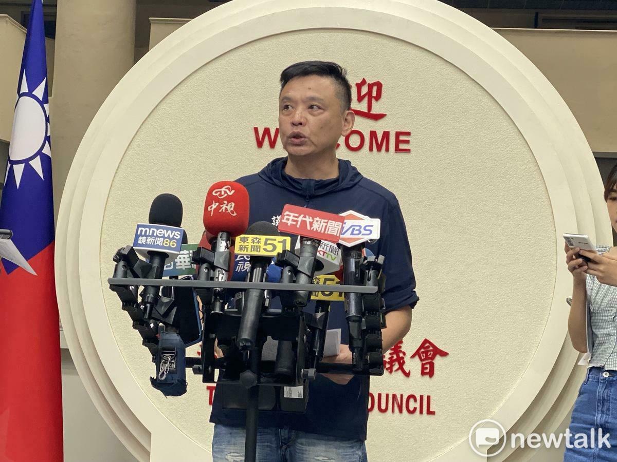 民進黨台北市議員洪健益曝光前兵役局長朱亞虎為京華城案手寫陳情信給時任北市辦公室主任蔡壁如。 圖：周煊惠 / 攝