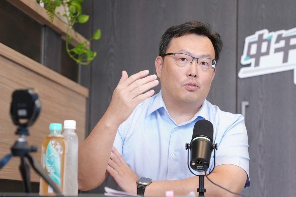 體育署長鄭世忠今（16）日接受主持人黃光芹於《CNEWS匯流新聞網》政論live直播節目《中午來開匯》專訪。 圖：《CNEWS匯流新聞網》提供